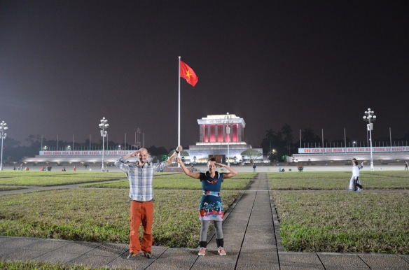 Vor dem Mausoleum von Ho-Chi-Minh.
